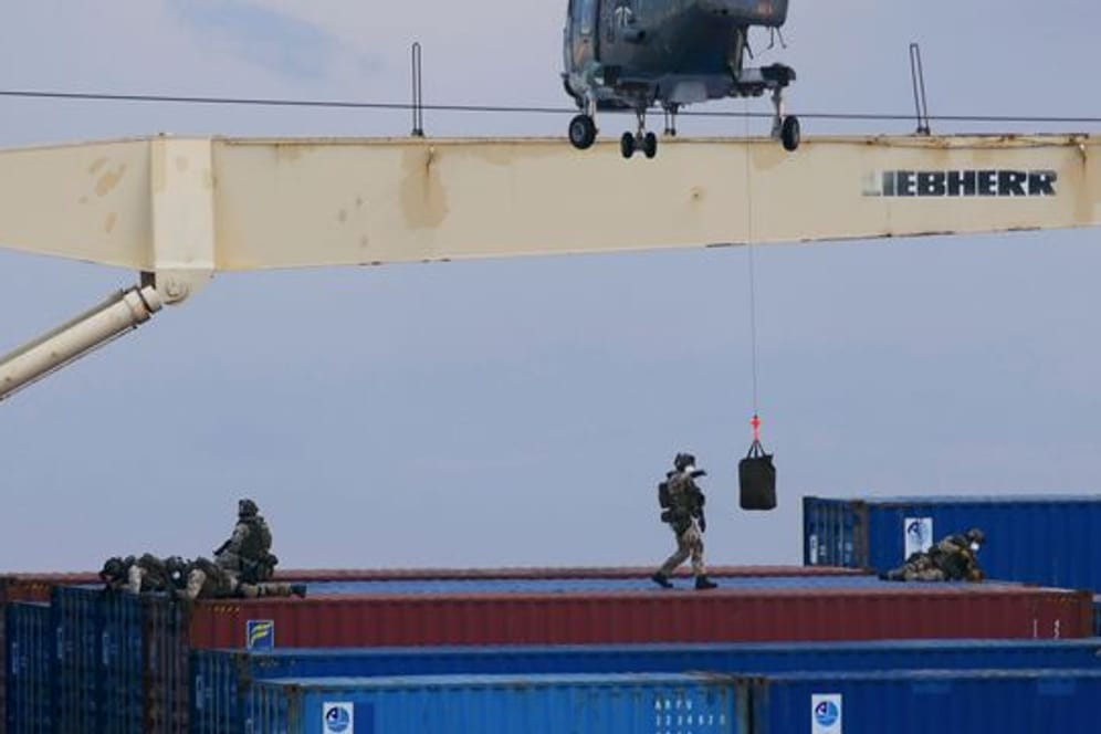 Das Handout der Bundeswehr zeigt das Boardingteam der Fregatte "Hamburg", das sich von einem Hubschrauber auf das türkische Frachtschiff "Roseline A" abseilt.