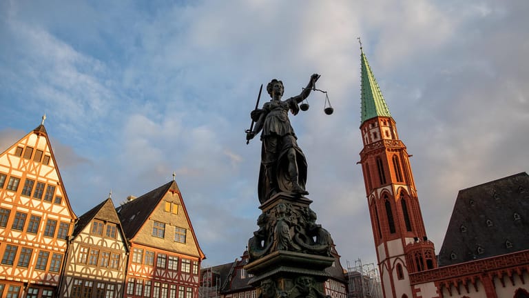 Der Gerechtigkeitsbrunnen mit Statue der Justitia in Frankfurt (Symbolbild): Ein Stadtverordneter ist wegen Wahlfälschung verurteilt worden.