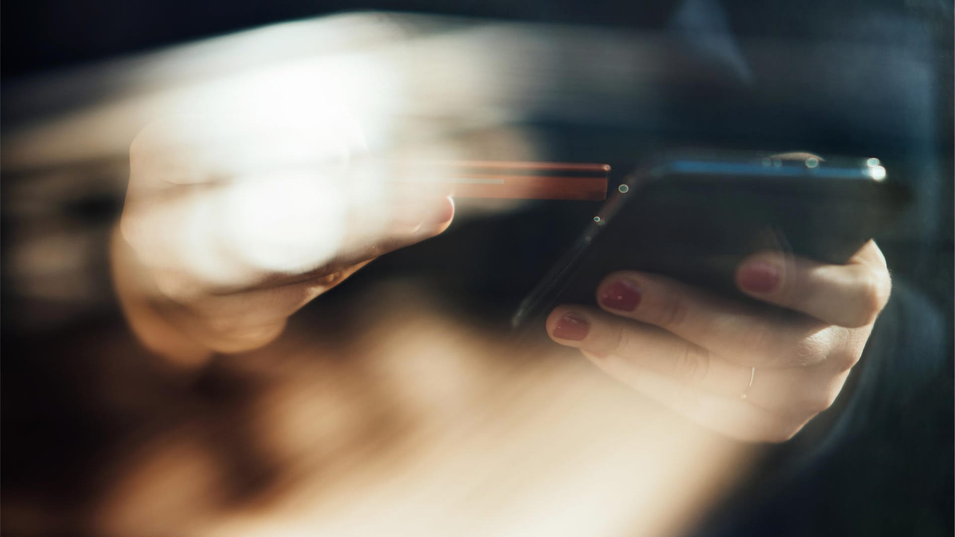 Eine Frau kauft mit dem Smartphone ein (Symbolbild): Die Schufa hat vor, die Konten der Deutschen zu durchstöbern.