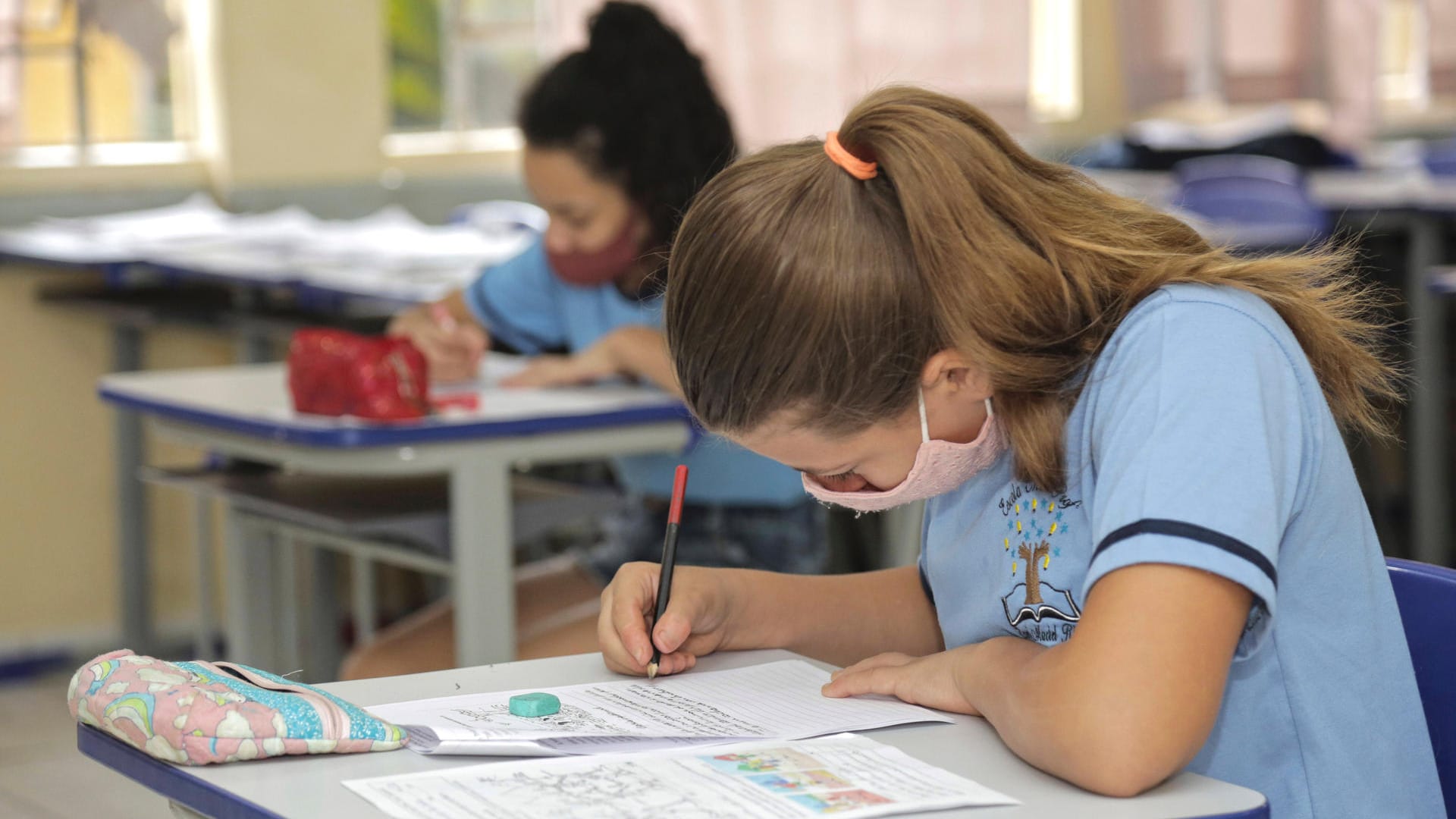 Schülerinnen tragen Mund-Nasen-Schutz im Unterricht (Symbolbild): Mit einem Streik wollen Schüler in Frankfurt Wechselunterricht erreichen. Schülerinnen tragen Mund-Nasen-Schutz im Unterricht (Symbolbild): Mit einem Streik wollen Schüler in Frankfurt Wechselunterricht erreichen.