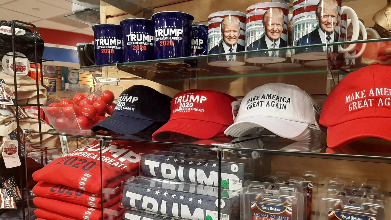 Trump-Merchandise: Im Souvenirshop des Weißen Hauses fliegen die Trump-Artikel raus.