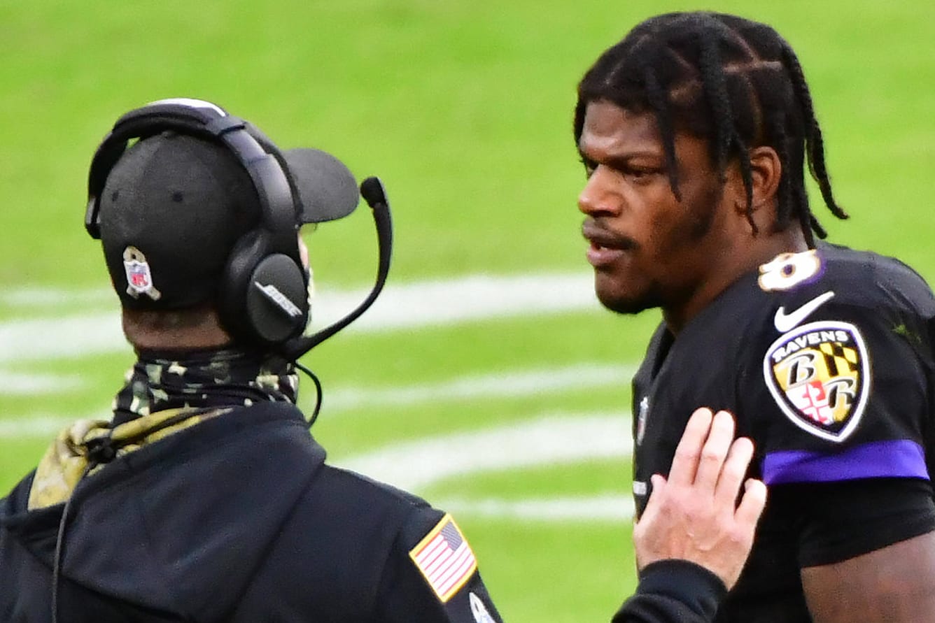 Lamar Jackson (r.): Der Quarterback der Ravens fällt vorerst aus.