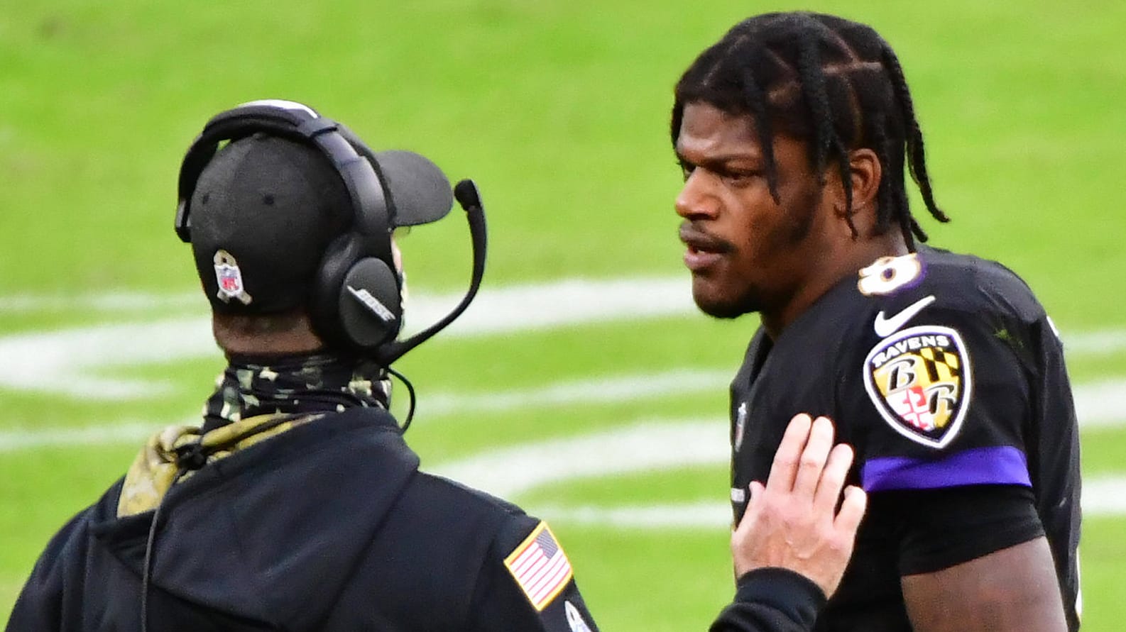 Lamar Jackson (r.): Der Quarterback der Ravens fällt vorerst aus.