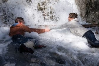 Der Wasserfall droht Felix (Alessandro Schuster) und Luisa Hertinger (Carolina Vera) mitzureißen.