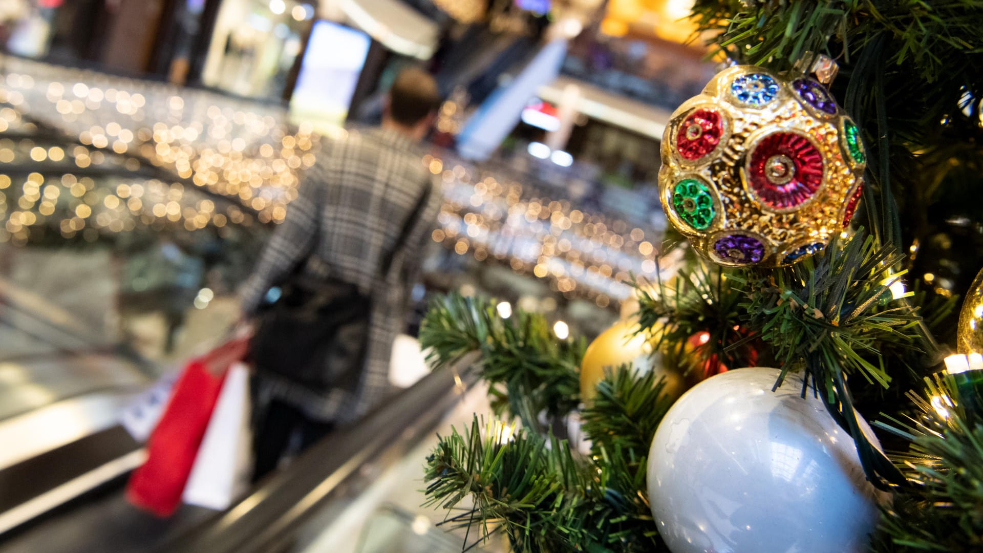 Kundin auf einer Rolltreppe (Symbolbild): Das Weihnachtsgeschäft wird in diesem Jahr wohl nicht so üppig ausfallen wie gewohnt.