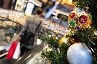 Kundin auf einer Rolltreppe (Symbolbild): Das Weihnachtsgeschäft wird in diesem Jahr wohl nicht so üppig ausfallen wie gewohnt.