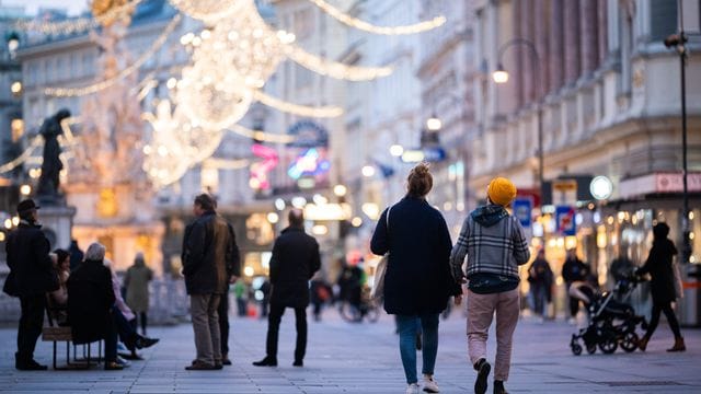Auf offener Straße wurde der Rabbiner mit antisemitischen Parolen beschimpft, attackiert und mit einem Messer bedroht. Auf offener Straße wurde der Rabbiner mit antisemitischen Parolen beschimpft, attackiert und mit einem Messer bedroht.