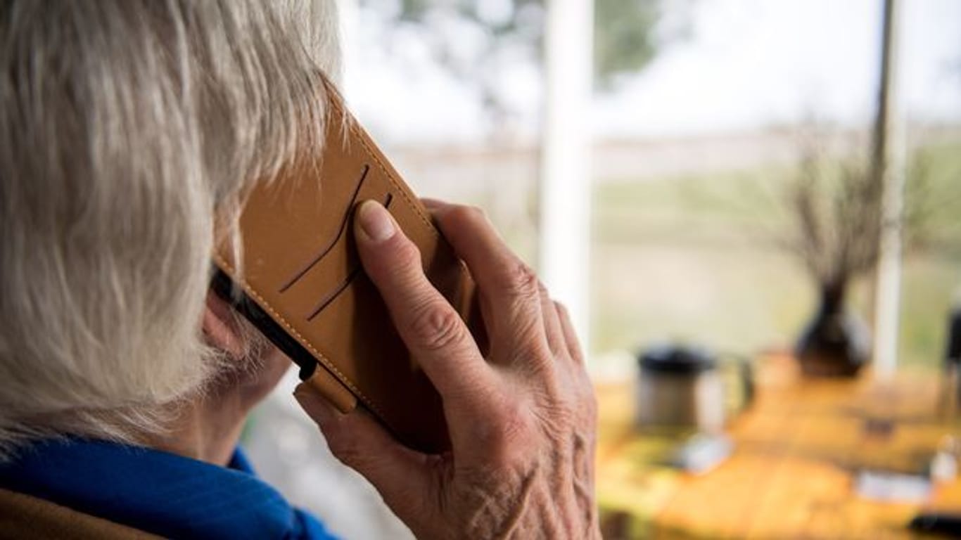 Seniorin am Telefon: Neben dem materiellen Schaden haben Anrufe für die Opfer auch häufig psychische Folgen.