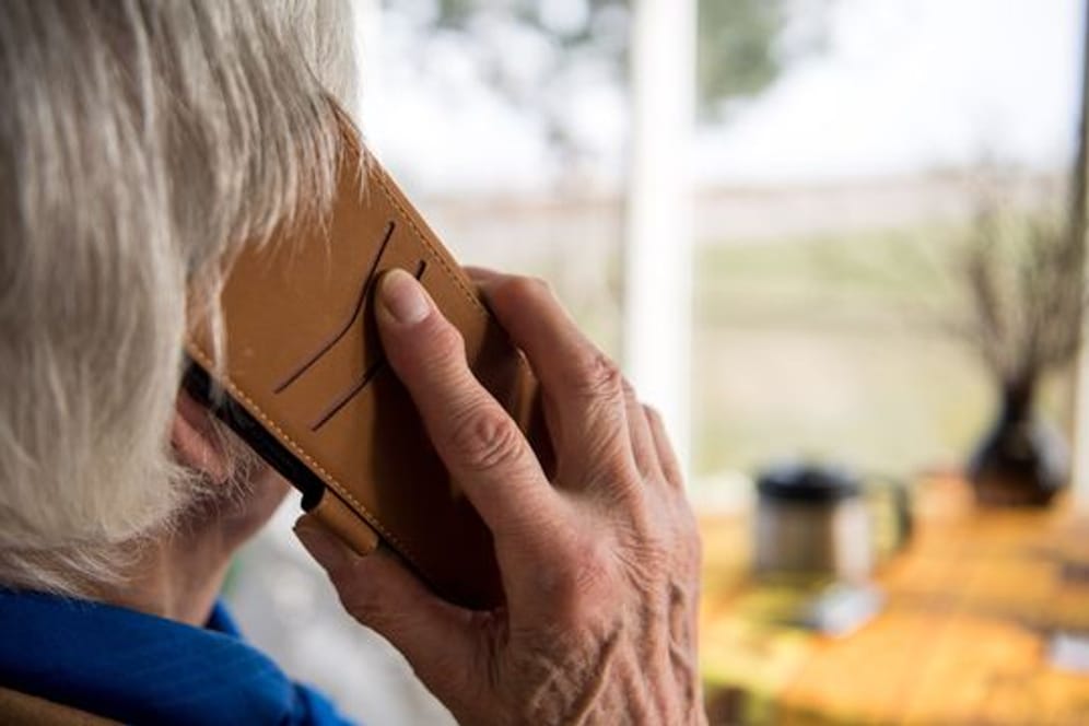 Seniorin am Telefon: Neben dem materiellen Schaden haben Anrufe für die Opfer auch häufig psychische Folgen.