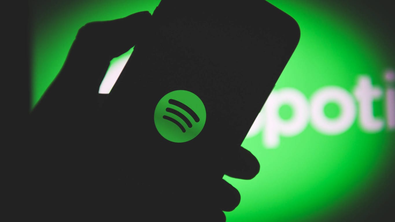 Ein Smartphone mit dem Spotify-Logo: Der Streaminganbieter hat derzeit offenbar technische Probleme