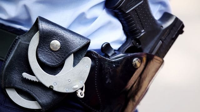 Waffe und Handschellen an einem Polizeigürtel (Symbolbild): Ein junges Paar hatte einen Mann geschlagen, beraubt und verschleppt. Waffe und Handschellen an einem Polizeigürtel (Symbolbild): Ein junges Paar hatte einen Mann geschlagen, beraubt und verschleppt.