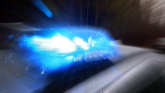 Ein Streifenwagen mit Blaulicht (Symbolbild): Nahe Köln war in dieser Woche ein abgetrennter Unterschenkel entdeckt worden. Ein Streifenwagen mit Blaulicht (Symbolbild): Nahe Köln war in dieser Woche ein abgetrennter Unterschenkel entdeckt worden.