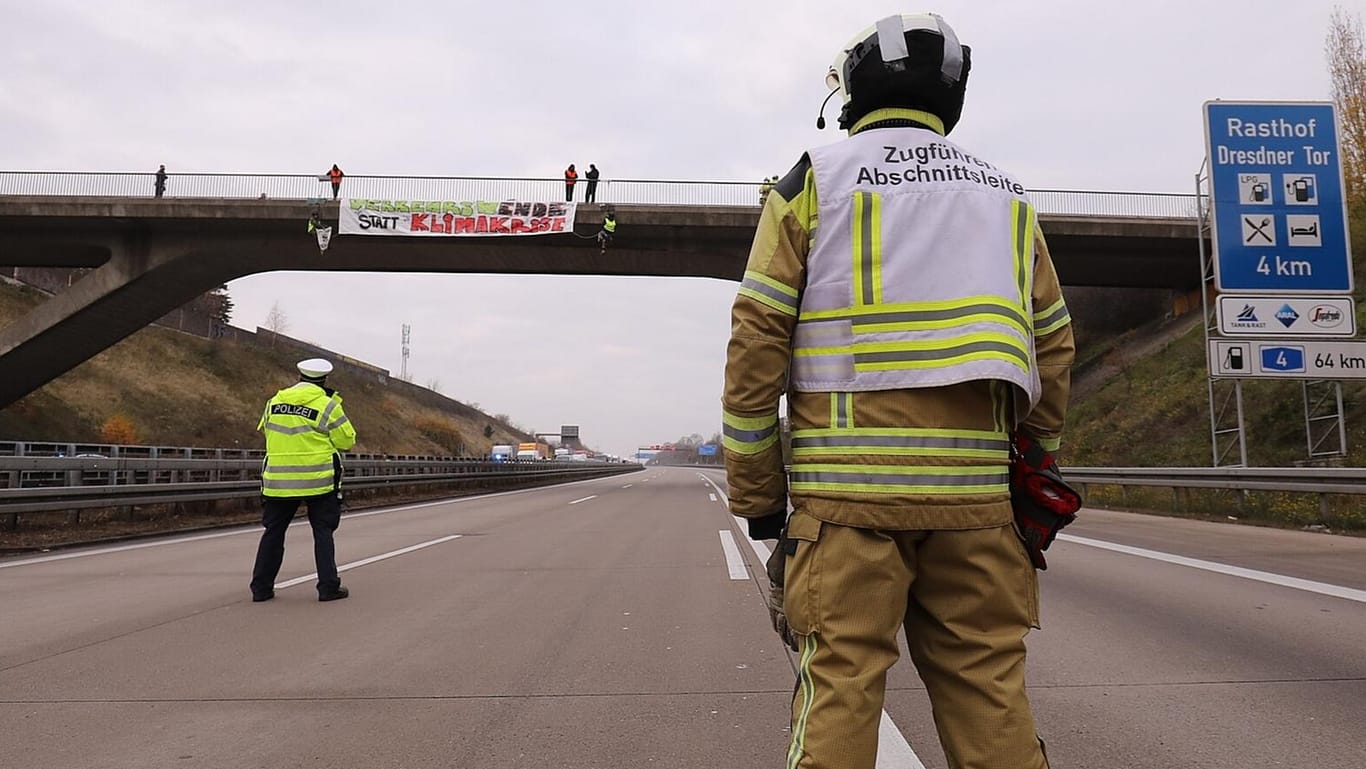 Ein gesperrter Autobahnabschnitt der A4: Bei Dresden seilten sich Aktivisten von einer Brücke ab.