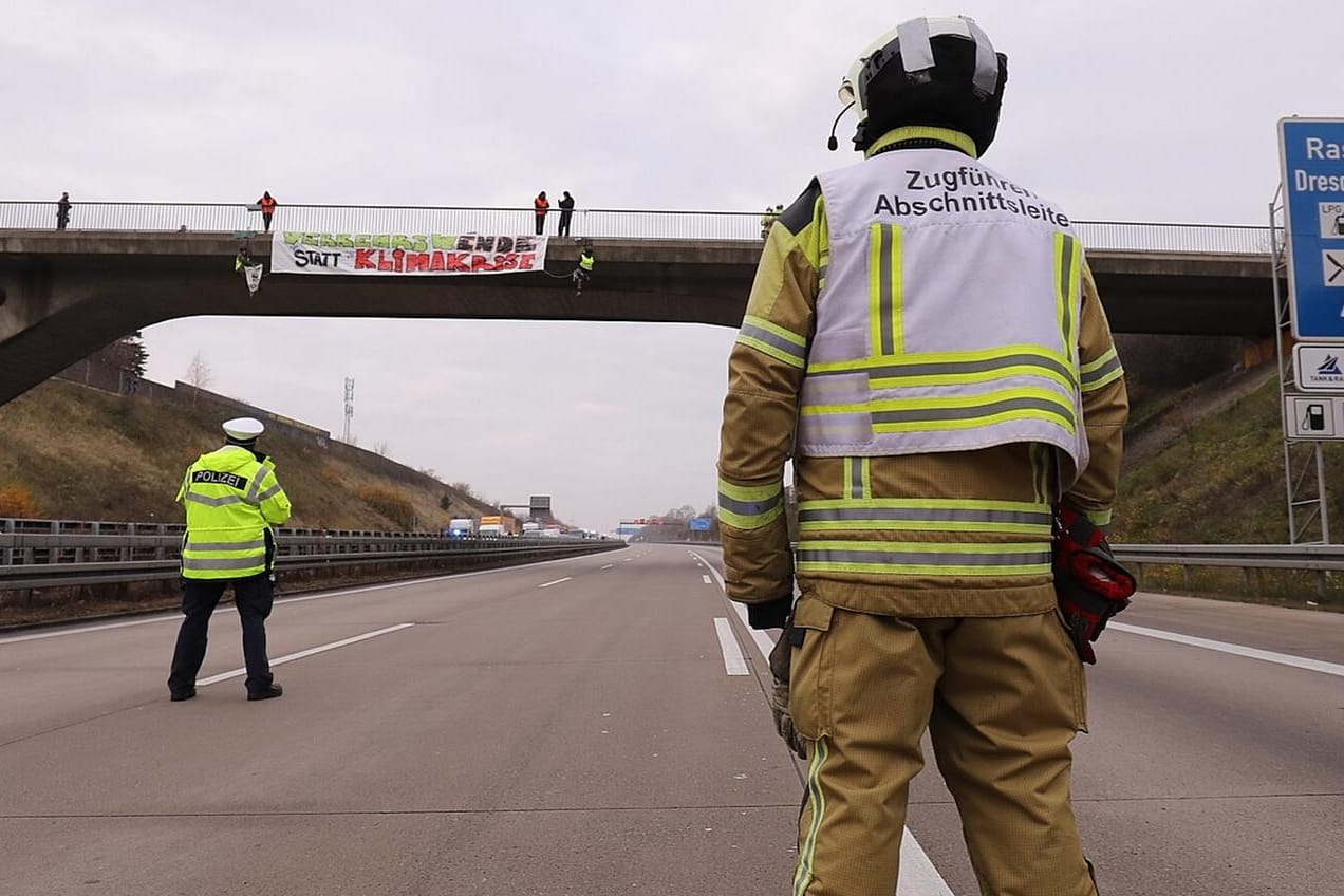 Ein gesperrter Autobahnabschnitt der A4: Bei Dresden seilten sich Aktivisten von einer Brücke ab.