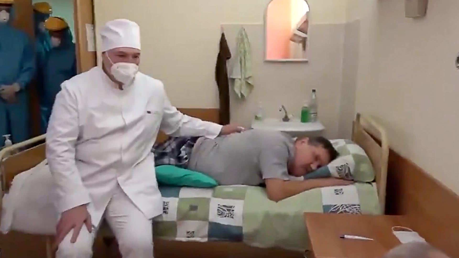 Heilung durch Handauflegen? In diesem Video erlaubt sich der belarussische Machthaber Lukaschenko einen morbiden Scherz über Corona-Erkrankte. Heilung durch Handauflegen? In diesem Video erlaubt sich der belarussische Machthaber Lukaschenko einen morbiden Scherz über Corona-Erkrankte.