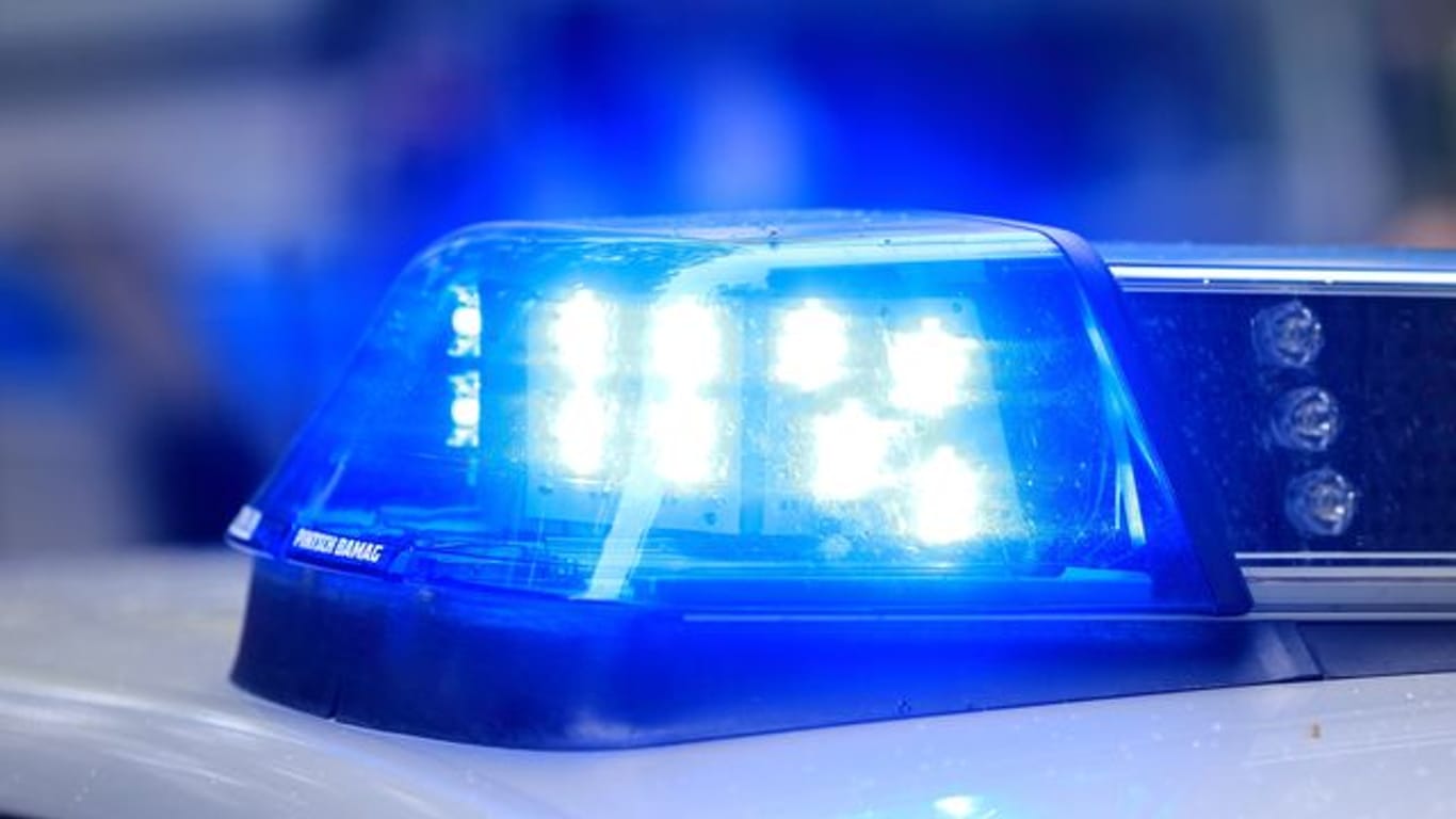 Ein Fahrzeug der Polizei ist mit Blaulicht im Einsatz: In Berlin-Köpenick hat ein Man ein Mädchen angegriffen.