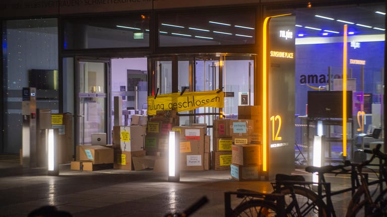 Amazon-Zentrale in München: Der Eingang ist mit Paketen versperrt worden.