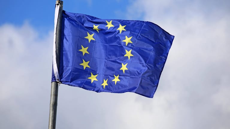 Flagge der Europäischen Union: Kommission warnt vor Phishing-Mails.