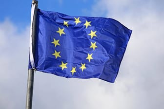 Flagge der Europäischen Union: Kommission warnt vor Phishing-Mails.