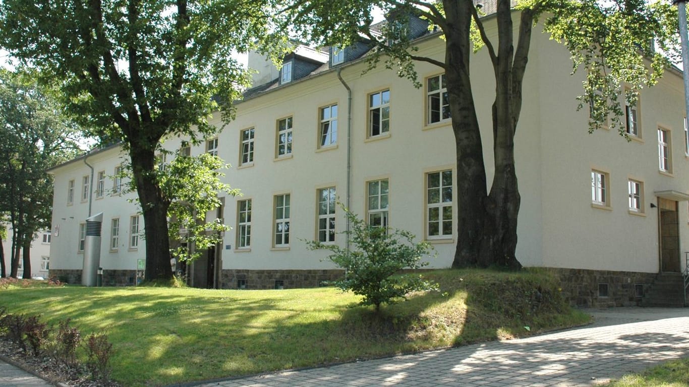 Blick auf ein Gebäude am Campus Freudenberg in Wuppertal: Dort sollen bald Wuppertaler gegen das Coronavirus geimpft werden.