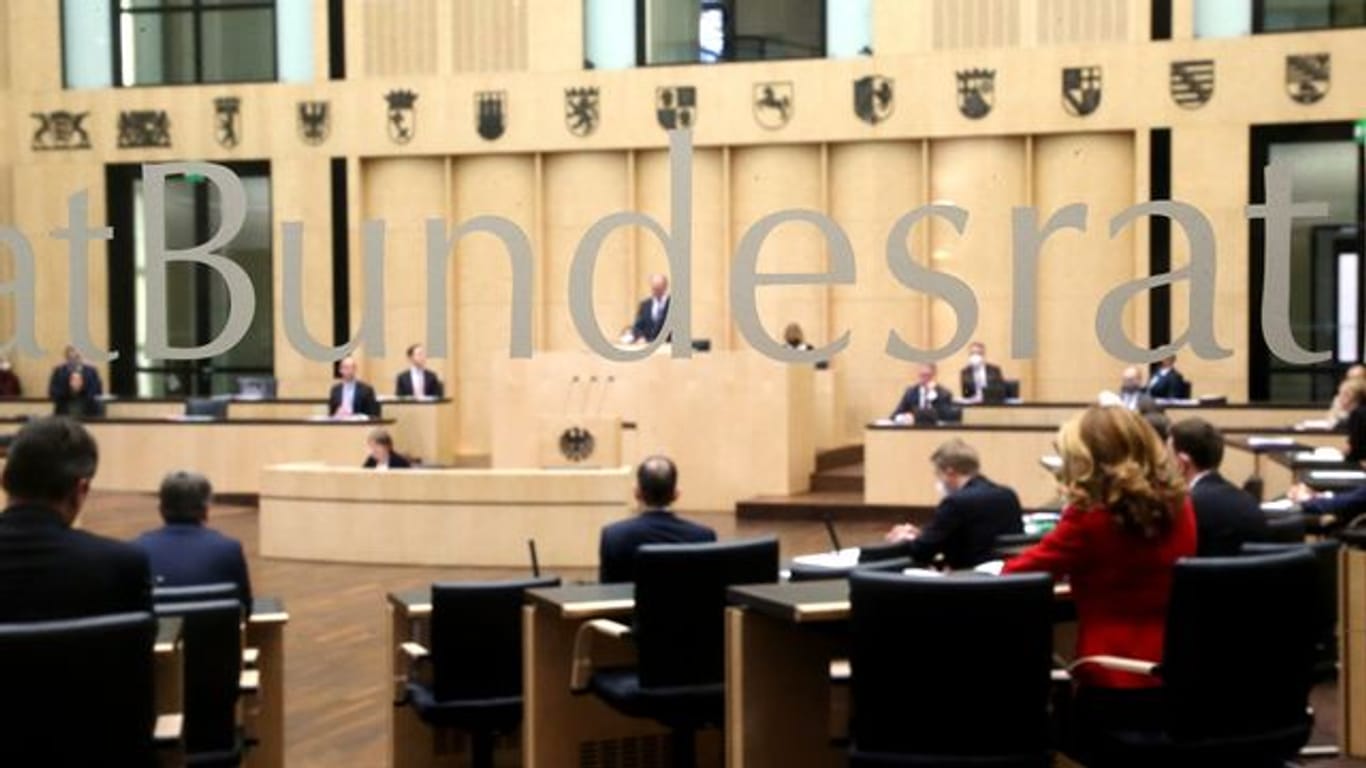 Abgeordnete der Länder nehmen an der Bundesratssitzung teil.