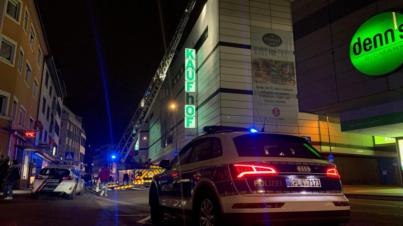 Ein Polizeiauto steht vor dem Galeria Karstadt Kaufhof in Mainz: Dort hatte es in der Nacht in einem Technikraum gebrannt.