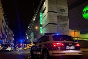 Ein Polizeiauto steht vor dem Galeria Karstadt Kaufhof in Mainz: Dort hatte es in der Nacht in einem Technikraum gebrannt.