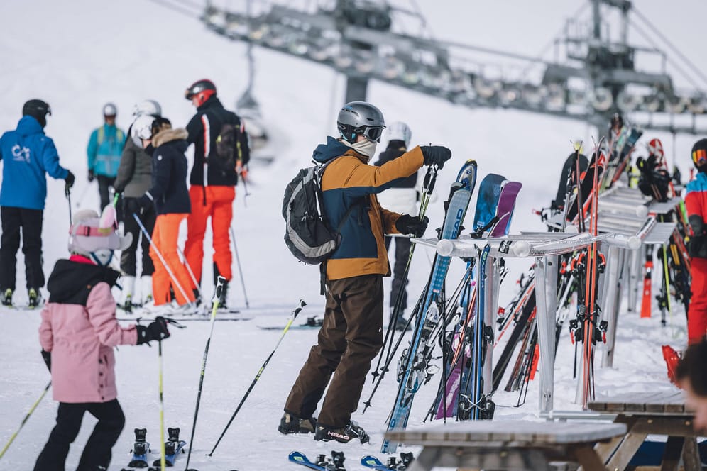 Ski-Tourismus: Wegen der hohen Infektionszahlen gelten in diesem Jahr auch auf der Piste besondere Regeln.