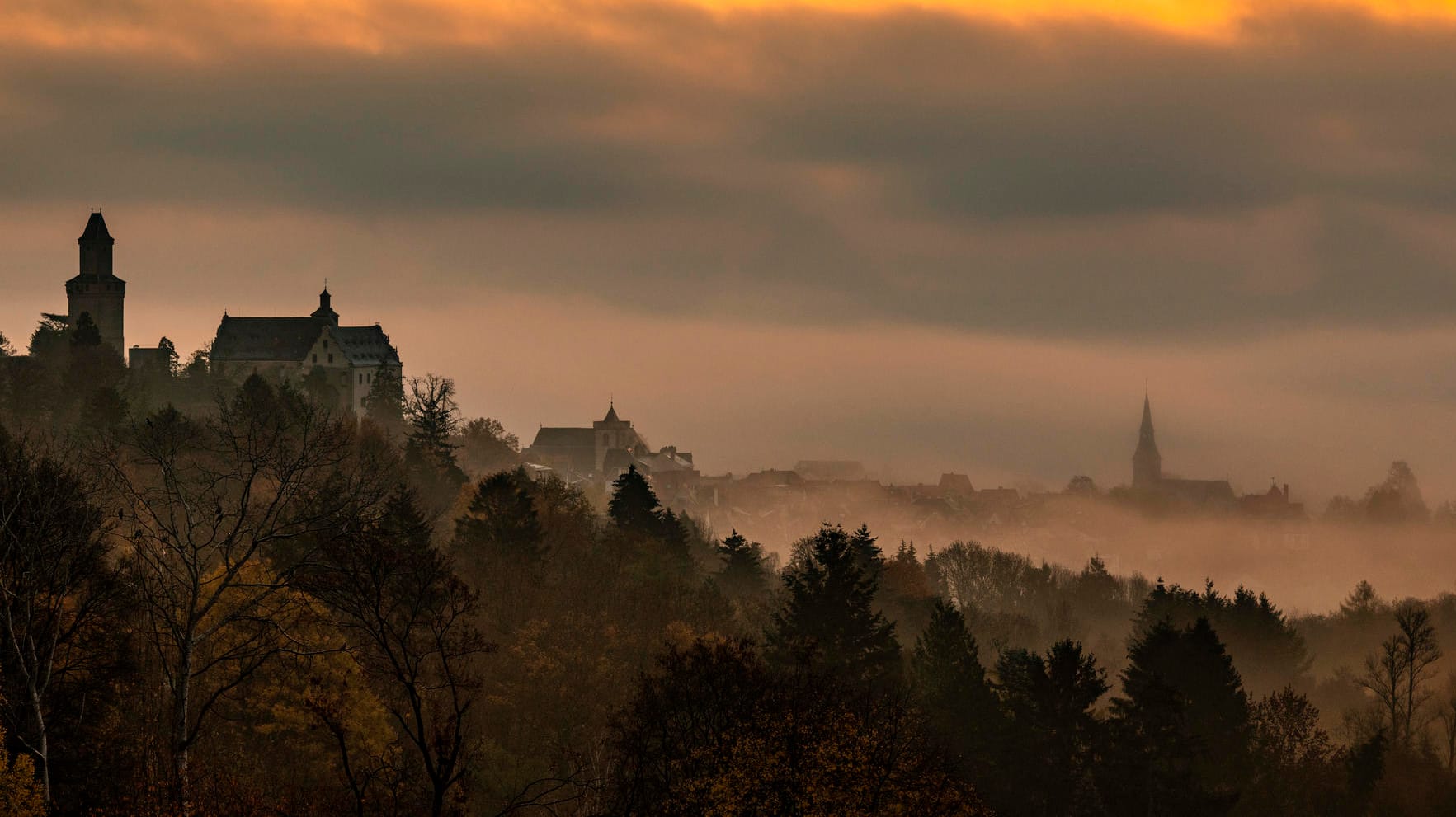 Nebelschwaden im Taunus: Das Wochenend-Wetter lädt in weiten Teilen des Landes nicht zu Spaziergängen ein. Nebelschwaden im Taunus: Das Wochenend-Wetter lädt in weiten Teilen des Landes nicht zu Spaziergängen ein.