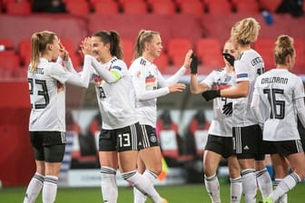 Die DFB-Frauen jubeln nach dem 2:0 durch Laura Freigang (l).
