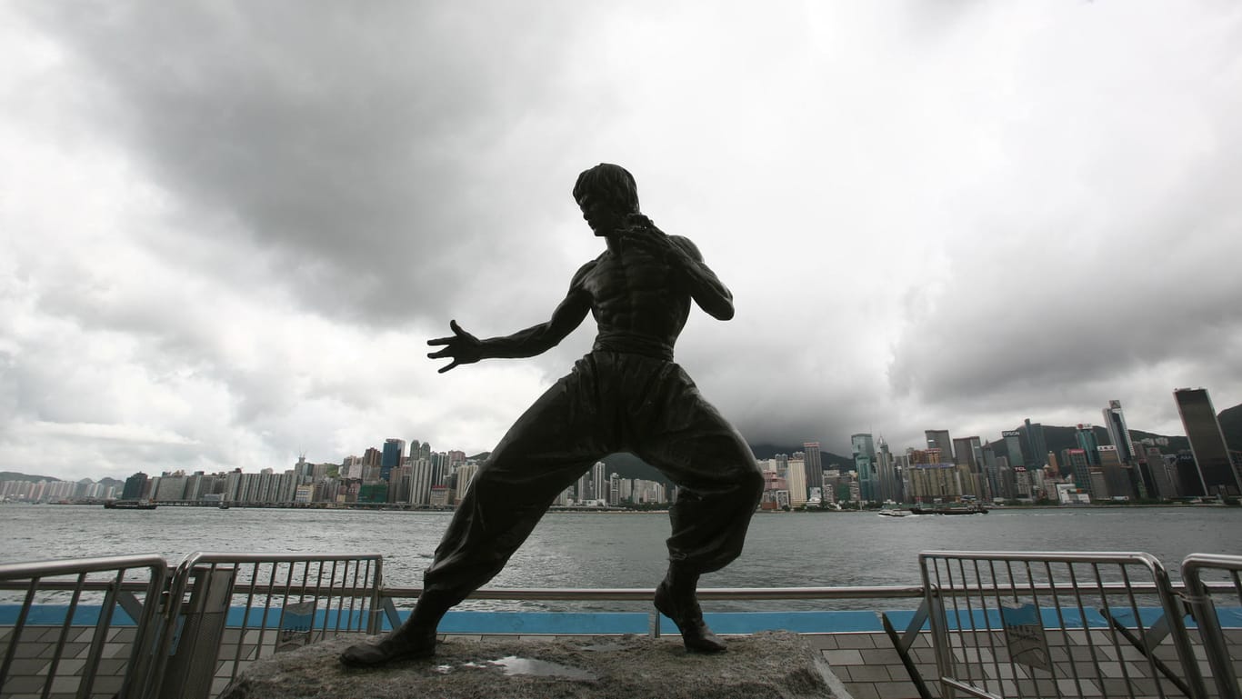Hongkong: Die Bronzestatue von Bruce Lee.