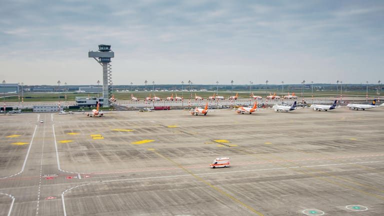 Blick von der Aussichtsterrasse des Flughafens BER: Kurz nach der Flughafeneröffnung wird eine Start- und Landebahn geschlossen.