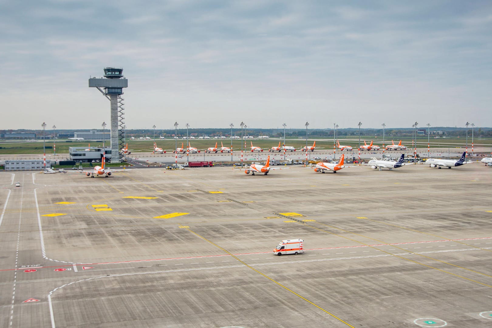 Blick von der Aussichtsterrasse des Flughafens BER: Kurz nach der Flughafeneröffnung wird eine Start- und Landebahn geschlossen.