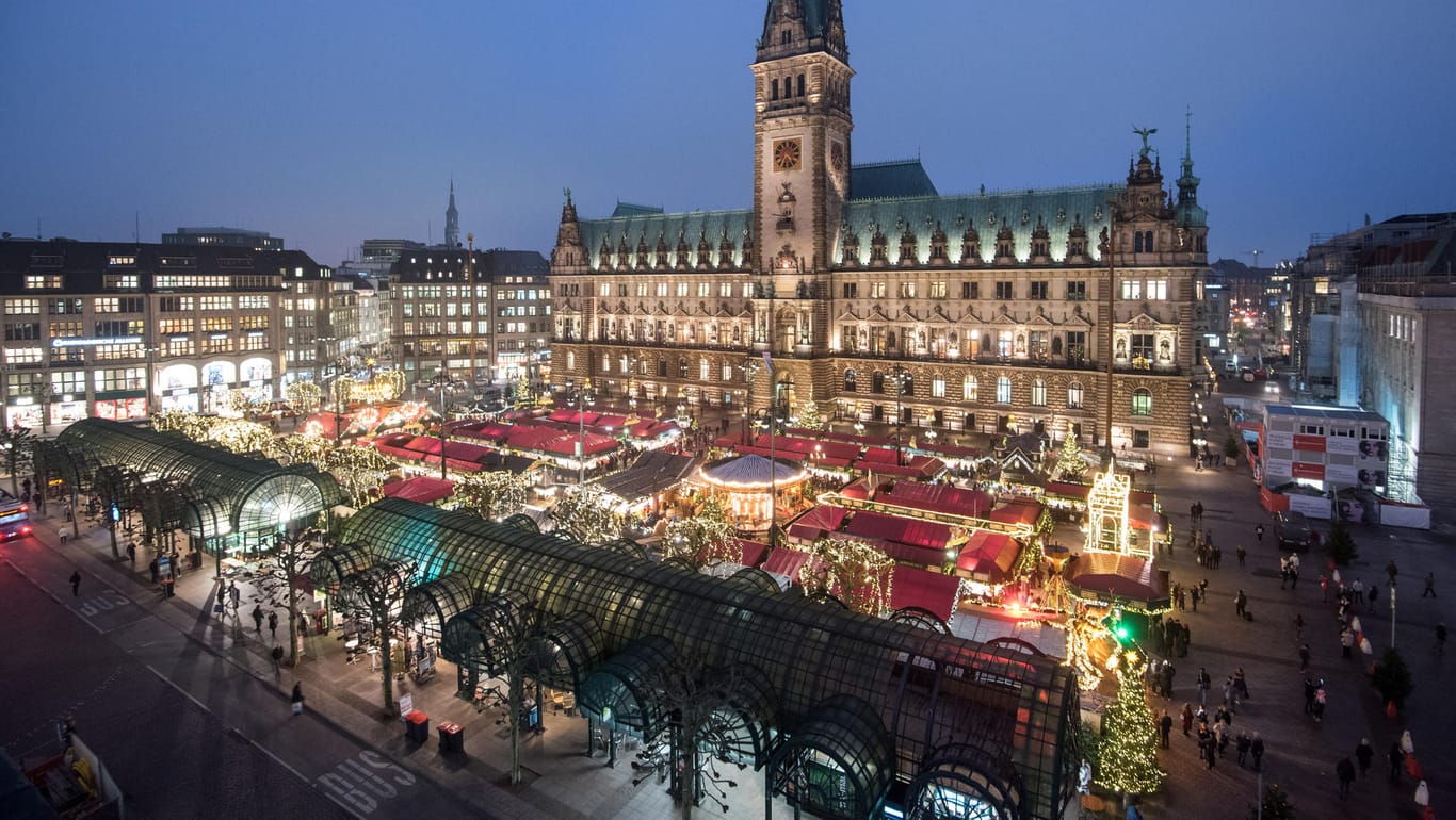 Weihnachtsmarkt auf dem Rathausmarkt: Die Hamburger Weihnachtsmärkte können in diesem Jahr wegen der Corona-Pandemie nicht stattfinden.