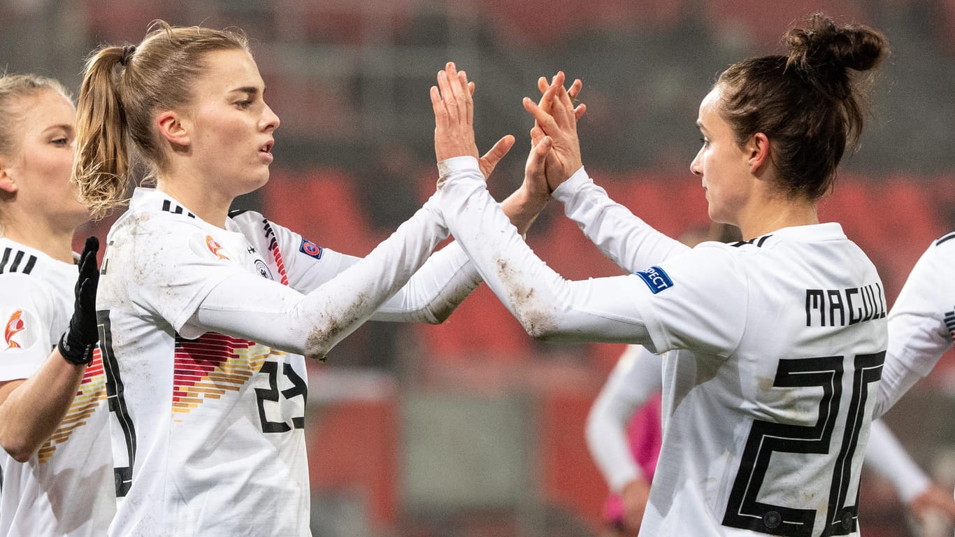EM-Qualifikation in Ingolstadt: Torschützin Laura Freigang (l.) jubelt mit Lina Magull über ihren Treffer zum 3:0.