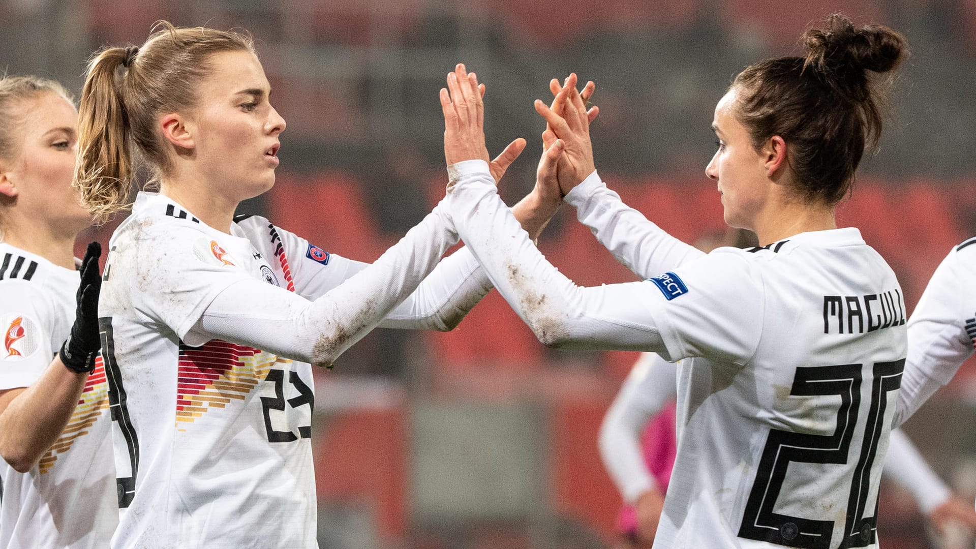 EM-Qualifikation in Ingolstadt: Torschützin Laura Freigang (l.) jubelt mit Lina Magull über ihren Treffer zum 3:0. EM-Qualifikation in Ingolstadt: Torschützin Laura Freigang (l.) jubelt mit Lina Magull über ihren Treffer zum 3:0.
