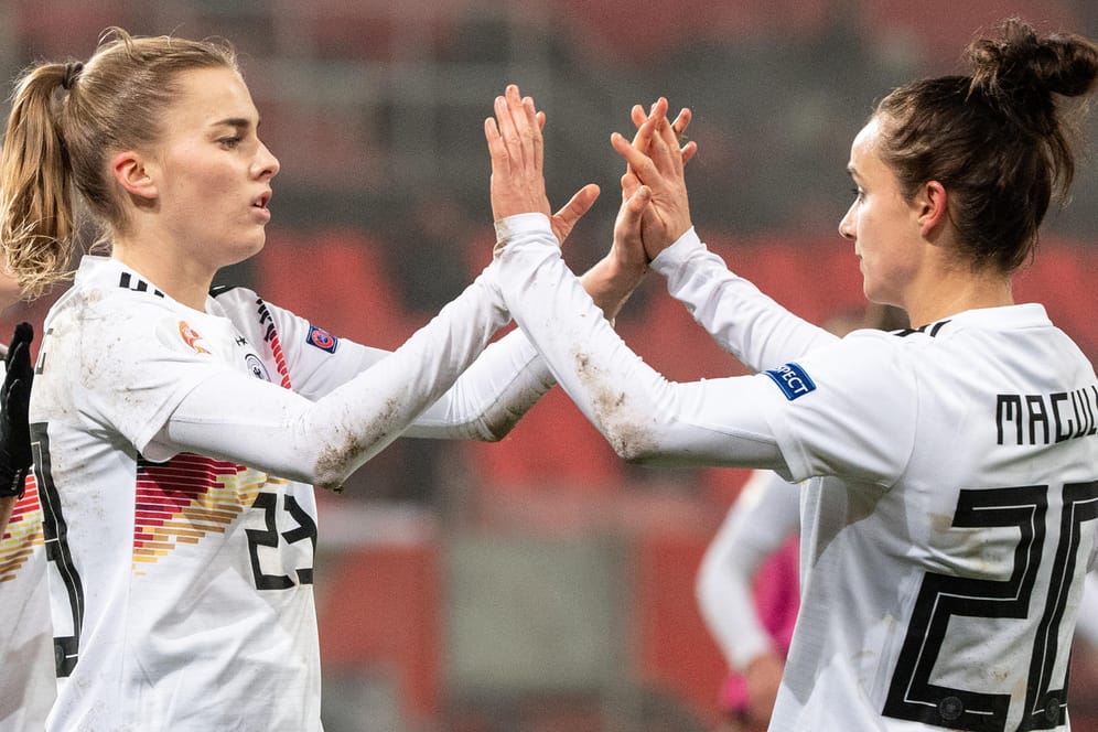 EM-Qualifikation in Ingolstadt: Torschützin Laura Freigang (l.) jubelt mit Lina Magull über ihren Treffer zum 3:0.