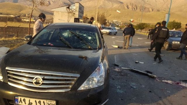 Iran zufolge zufolge wurde der Atomphysiker "von Terroristen" in seinem Wagen angeschossen und schwer verletzt. Iran zufolge zufolge wurde der Atomphysiker "von Terroristen" in seinem Wagen angeschossen und schwer verletzt.