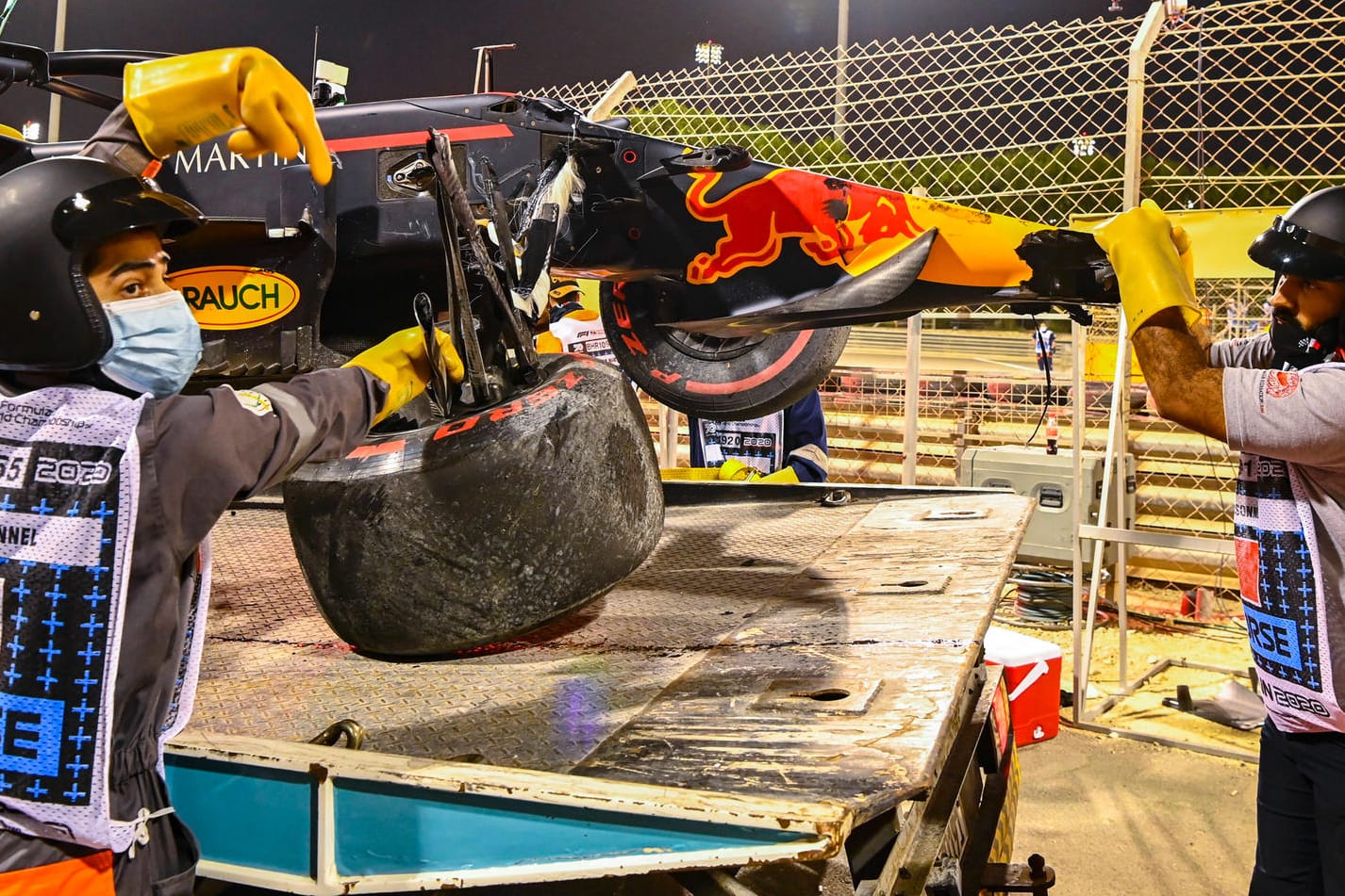 2. Training in Bahrain: Marshalls transportieren die Überreste von Alex Albons Boliden von der Rennstrecke.