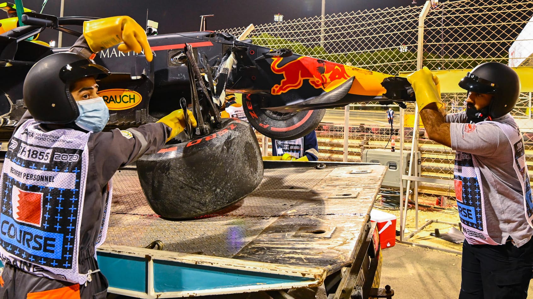 2. Training in Bahrain: Marshalls transportieren die Überreste von Alex Albons Boliden von der Rennstrecke.