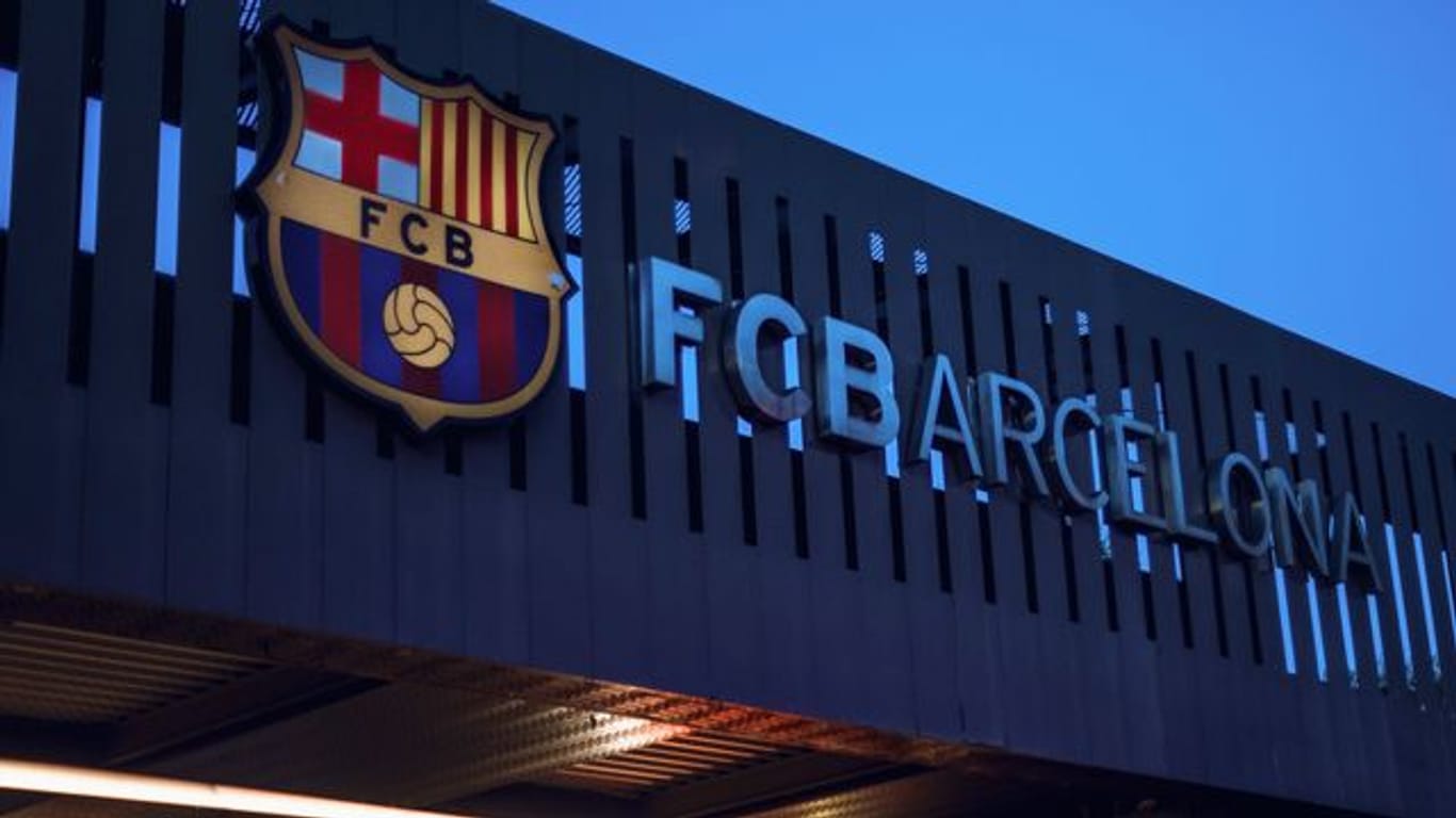 Der FC Barcelona hat sich mit seinen Spielern im Grundsatz auf einen Gehaltsverzicht verständigt.