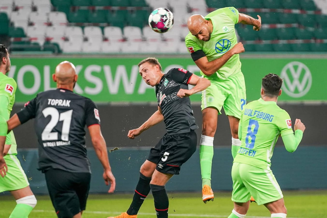 Bundesliga: Wolfsburg gewann eine wilde Partie gegen Bremen.