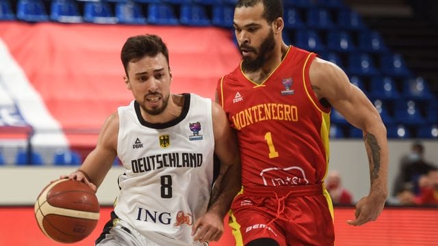 Deutschlands Ismet Akpinar (l) im Duell mit Justin Cobbs aus Montenegro. Deutschlands Ismet Akpinar (l) im Duell mit Justin Cobbs aus Montenegro.