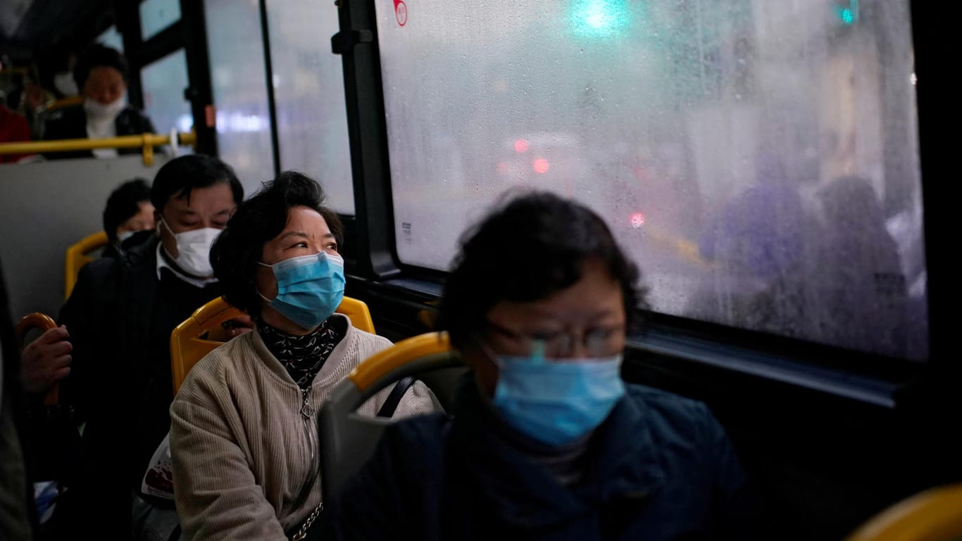 Die Menschen in den Bussen in Shanghai tragen Masken: China hat bereits – trotz fehlender Tests – hunterttausende Menschen geimpft.