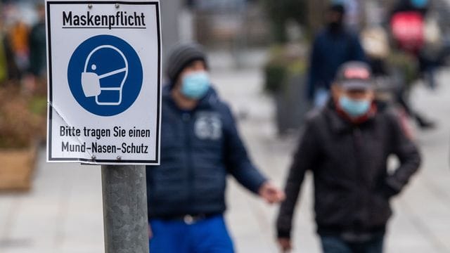 Um die hohen Zahlen der Infektionen zu reduzieren, herrscht mancherorts die Pflicht zum Tragen einer Maske. Um die hohen Zahlen der Infektionen zu reduzieren, herrscht mancherorts die Pflicht zum Tragen einer Maske.