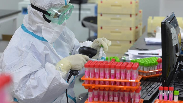 Ein medizinischer Mitarbeiter scannt die Nukleinsäure-Proben, die in einem Labor gesammelt wurden. China hat neue Corona-Fälle in den Städten Shanghai und Tianjin gemeldet.