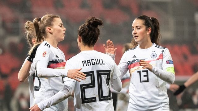 Laura Freigang (l) erzielte gegen Griechenland einen Hattrick.
