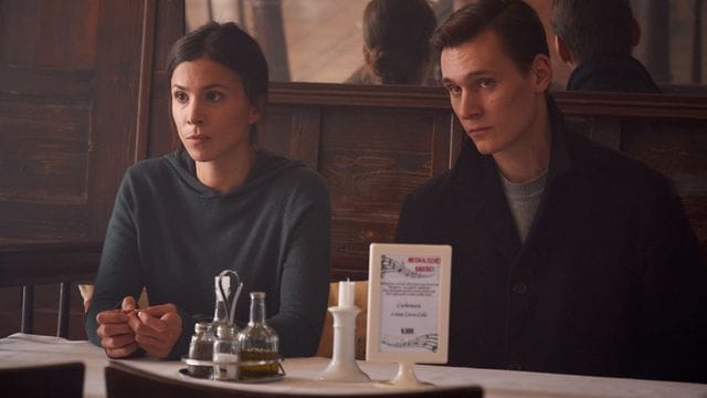 Kommissarin Nora Dalay (Aylin Tezel) und Kommissar Jan Pawlak (Rick Okon) ermitteln undercover im Restaurant der Familie Modica.