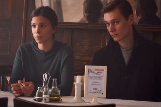 Kommissarin Nora Dalay (Aylin Tezel) und Kommissar Jan Pawlak (Rick Okon) ermitteln undercover im Restaurant der Familie Modica.