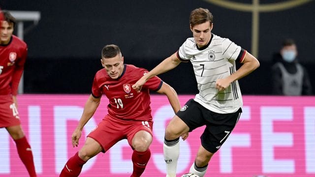 Florian Neuhaus (r) im Länderspiel gegen Tschechien am Ball. Florian Neuhaus (r) im Länderspiel gegen Tschechien am Ball.